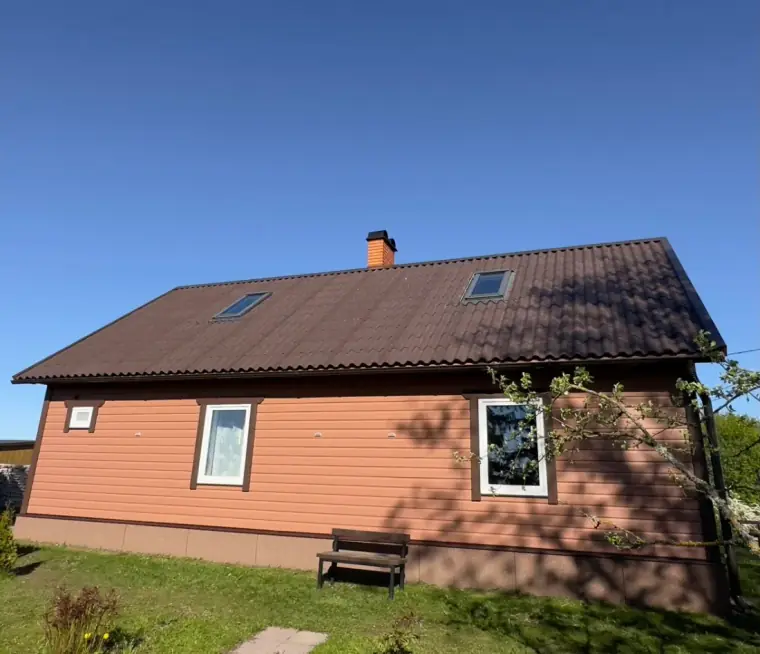 Pruun profiilplekk-katus eramajal