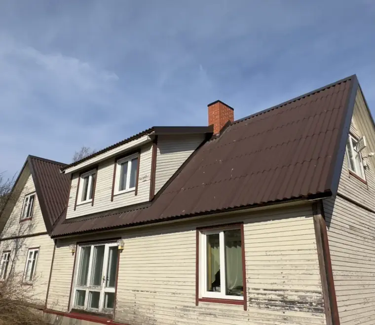 Pruun profiilplekk-katus katuseaknaga
