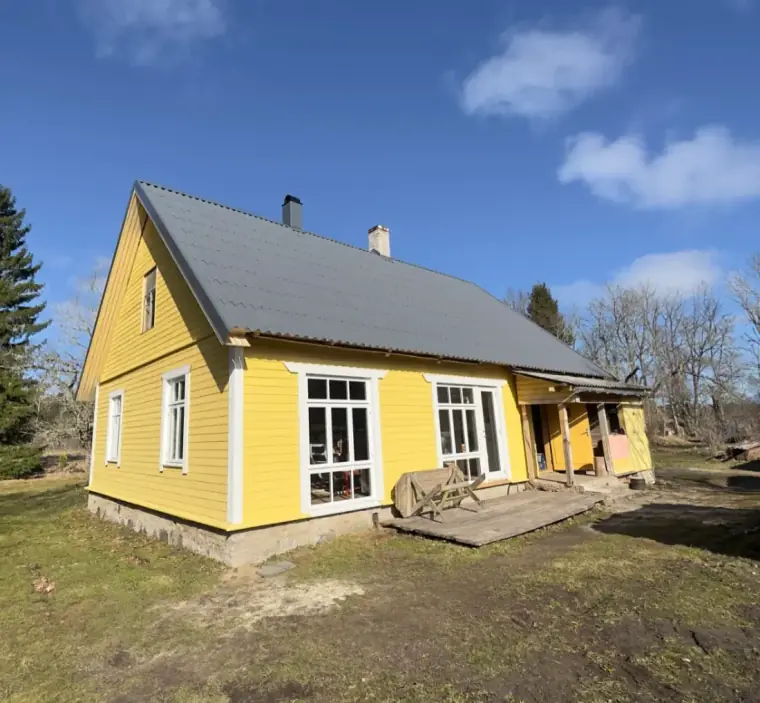 Kollane eramaja uue tumeda katusega